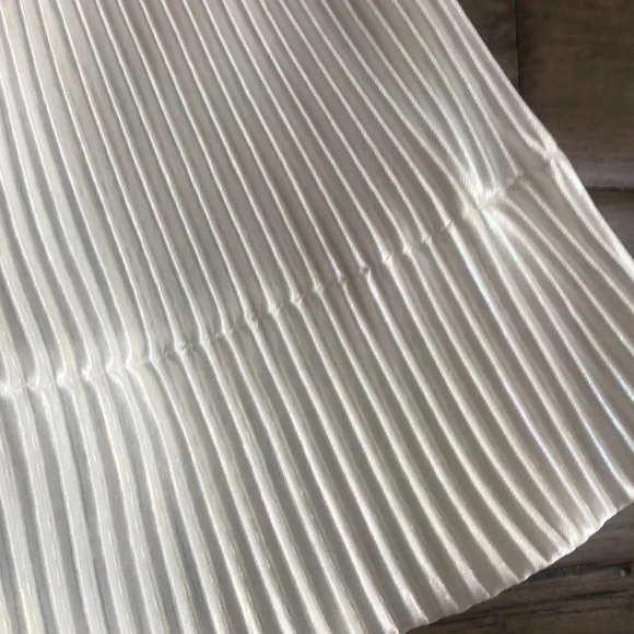 Queen of Sparkles ivory pleated high-waist shorts Small - Picture 5 of 8